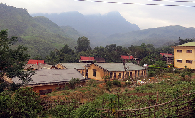 Bản Ra Mai dưới chân núi Giăng Màn.