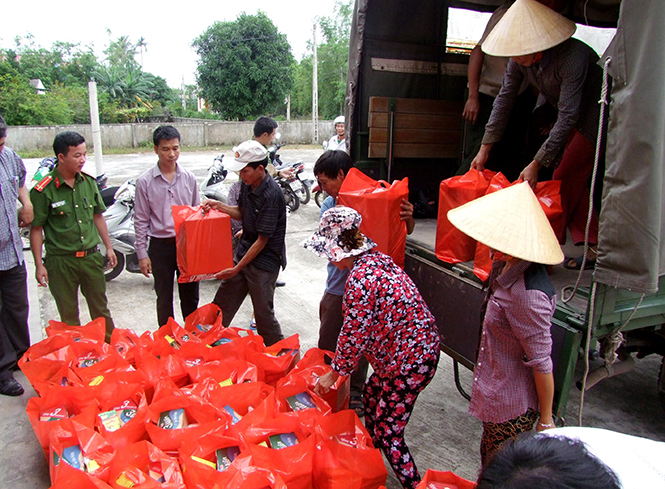 Báo CAND tặp quà người dân vùng lũ.