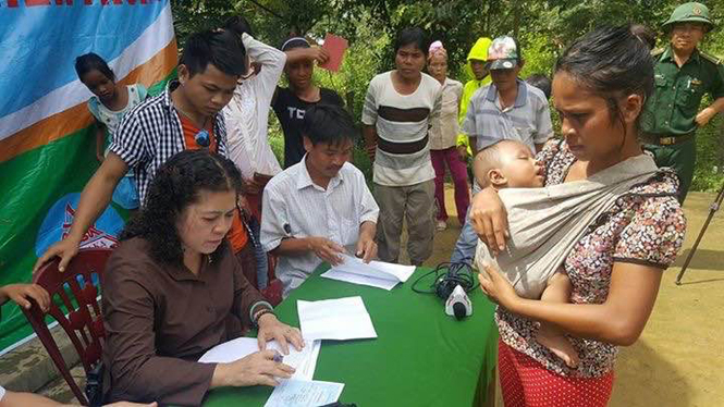   Đại diện Công Ty TNHH dịch vụ Thương mại khách sạn Tân Hoàng Minh trao quà hỗ trợ cho đồng bào Rục tại xã Thượng Hoá, huyện Minh Hoá    