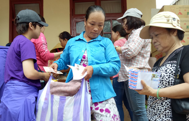 Đoàn trao quà cứu trợ cho người dân bị lũ.