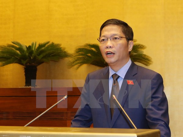 Thừa ủy quyền của Thủ tướng Chính phủ, Bộ trưởng Bộ Công thương Trần Tuấn Anh trình bày Tờ trình dự án Luật quản lý ngoại thương. (Ảnh: Trọng Đức/TTXVN)