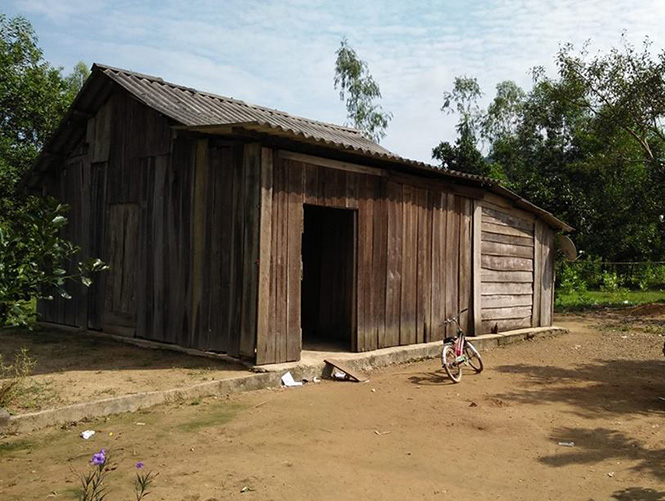 Ngôi nhà của bà Đinh Thị Thêm, mẹ anh Đinh Văn Thưởng ở xã Hóa Hợp chật chội và đang xuống cấp.