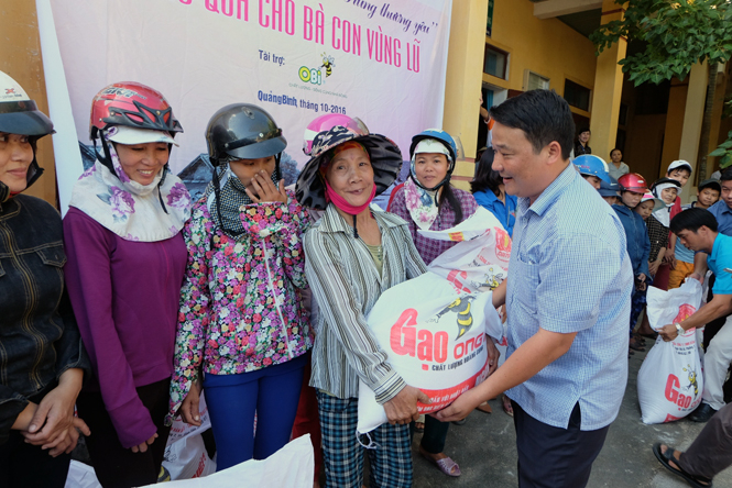 Đại diện lãnh đạo Công ty TNHH sản xuất thương mại Đại Nam trao quà cho người dân thôn Thuận Hòa, xã Quảng Trường.