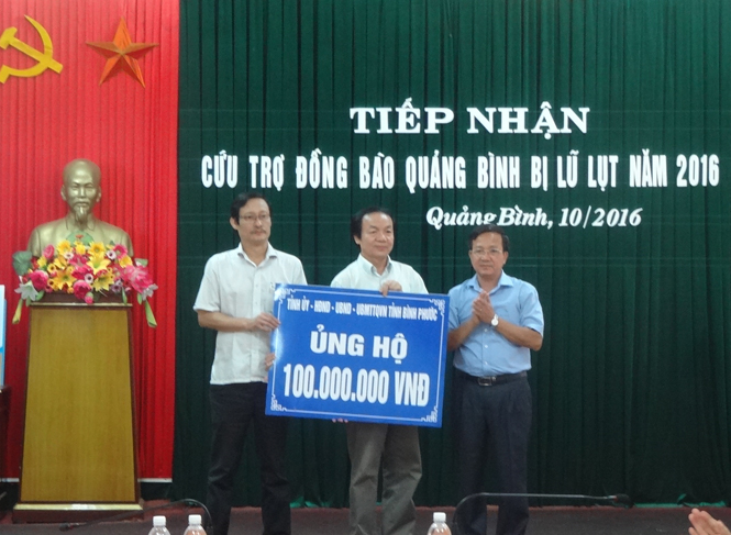 Đại diện Ban Cứu trợ tỉnh tiếp nhận cứu trợ của tỉnh Bình Phước