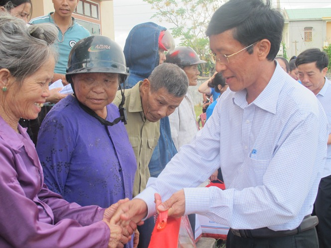 Đồng chí Hoàng Minh Tiến, Tỉnh ủy viên, Bí thư Đảng ủy Khối các cơ quan tỉnh trao quà cho người dân xã Quảng Phương, huyện Quảng Trạch