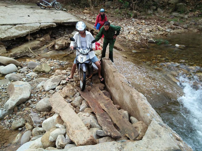 Ngầm Ka Chăm này sẽ được kết bằng rọ đá trong vài ngày tới để người và phương tiện qua lại thuận tiện hơn