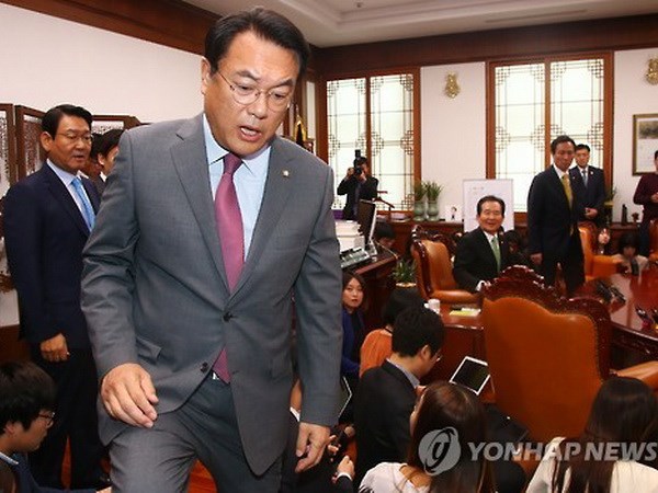 Nghị sỹ Chung Jin-suk của đảng Saenuri cầm quyền bỏ ra ngoài phòng họp. (Nguồn: Yonhap)