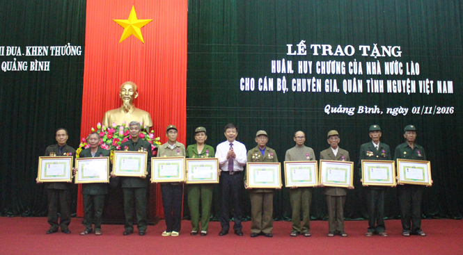 Đồng chí Nguyễn Hữu Hoài, Phó Bí thư Tỉnh ủy, Chủ tịch UBND tỉnh, Chủ tịch Hội đồng Thi đua – Khen thưởng tỉnh trao thưởng cho các cá nhân và đại diện gia đình