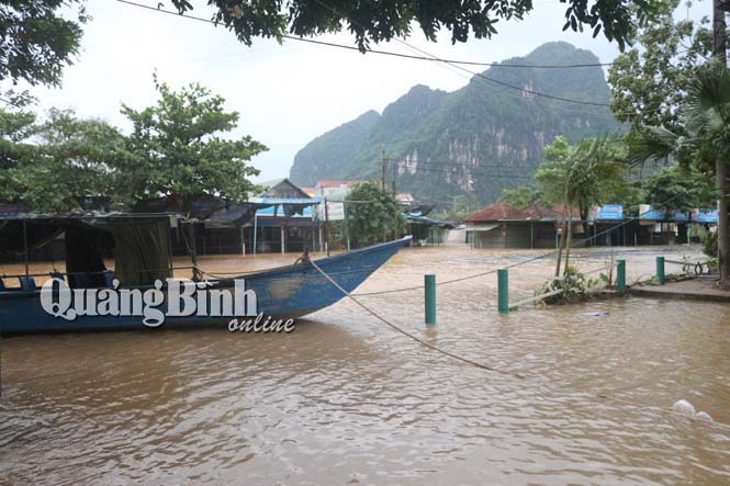 ...và chợ chìm trong biển nước.