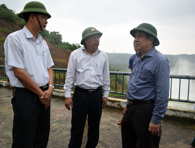 Đồng chí Nguyễn Xuân Quang kiểm tra tại hồ chứa nước thủy lợi Rào Đá, xã Trường Xuân (Quảng Ninh)