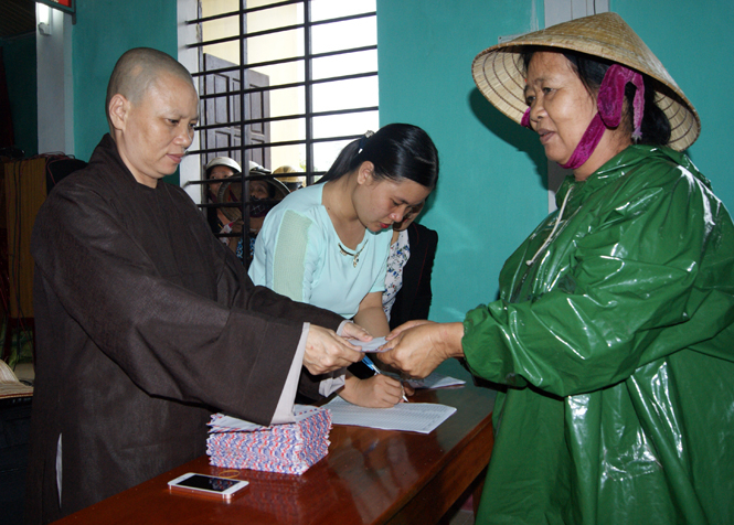 Trao quà hỗ trợ cho người dân bị thiệt hại do lũ lụt tại xã Xuân Ninh, huyện Quảng Ninh.