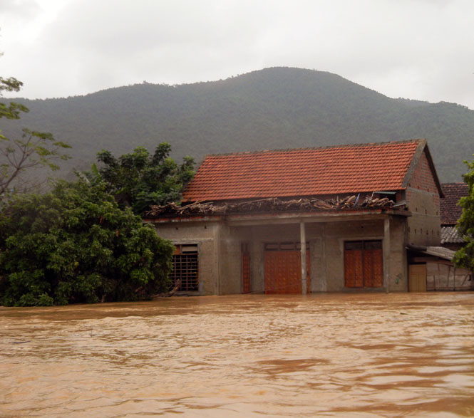 Một số hộ dân ở Tuyên Hoá phải đóng cửa nhà di chuyển đến chổ cao nhằm tránh lũ 