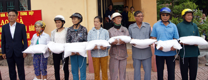 Ông Lee Jong Taek, Tổng giám đốc Công ty TNHH Thép VSC- POSCO trao quà cho bà con thị trấn Quán Hàu, huyện Quảng Ninh.