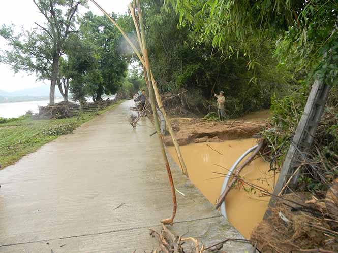 Chính quyền thôn Lâm Lang, xã Châu Hoá dựng gấp rào chắn để cảnh báo cho người dân đi lại an toàn sau lũ.