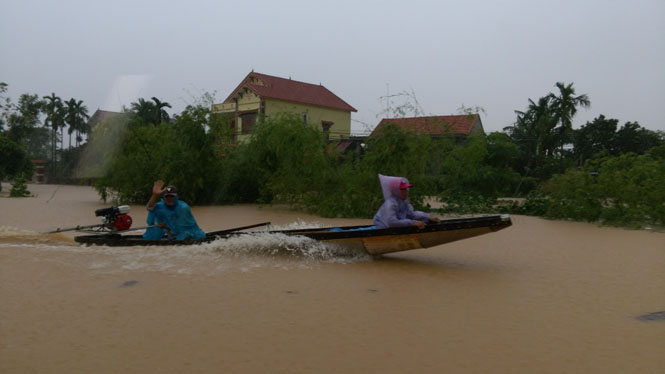 Thuyền máy tiếp tục trở thành phương tiện đi lại chủ yếu của người dân Lệ Thủy.