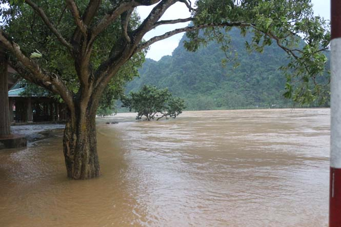 Nước lũ trên sông Son đang rút chậm.