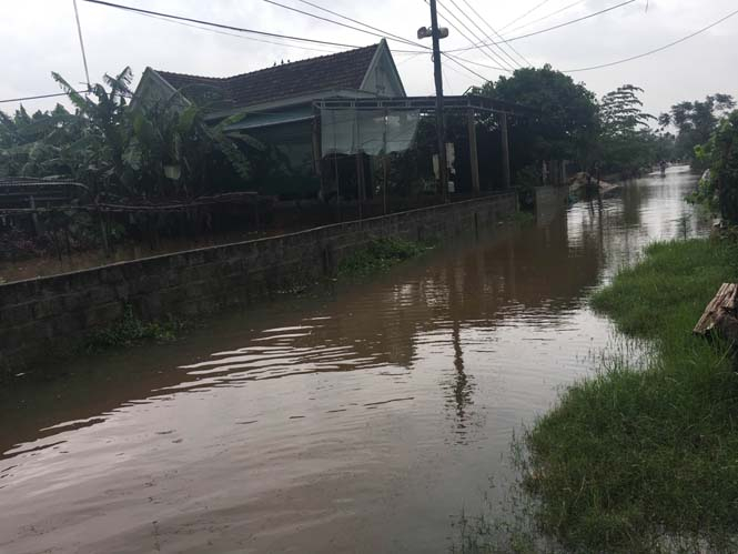 Nhiều ngôi nhà vẫn đang còn ngập.