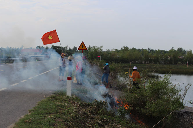 Người dân xã Thanh Thủy gom đốt rác do mưa lũ trôi dạt dọc tuyến Quốc lộ 1. VS2: Các hộ dân bản Cẩm Ly, xã Ngân Thủy tranh thủ làm lại cây cầu tạm để phụ vụ đi lại sau khi bị lũ cuốn trôi.