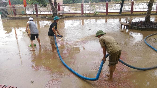 Các cơ quan, công sở trên địa bàn tích cực vệ sinh khuôn viên trụ sở làm việc ngay khi lũ rút.