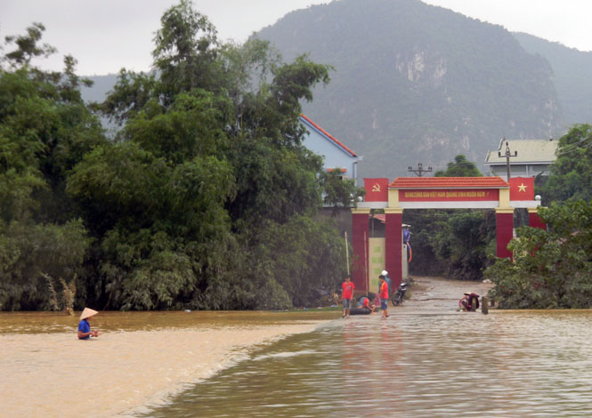 Không nên chủ quan thả lưới bắt cá ở những nơi nước lũ còn chảy xiết.