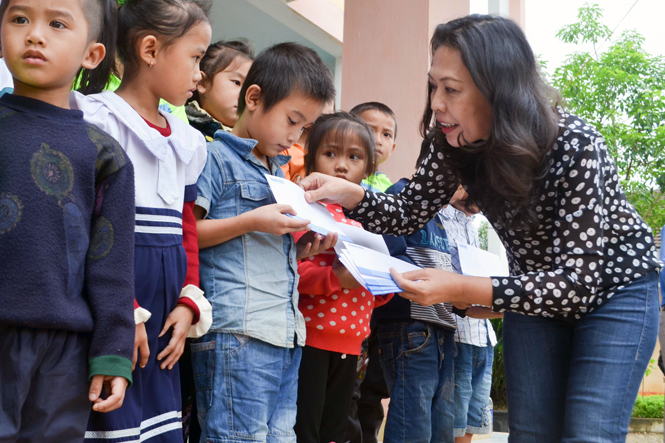 Đại diện Báo Tuổi Trẻ trao học bổng cho học sinh huyện Tuyên Hóa.