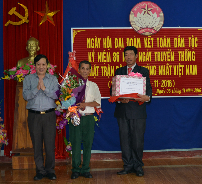  Đồng chí Nguyễn Xuân Quang, Ủy viên Ban Thường vụ Tỉnh ủy, Phó Chủ tịch Thường trực UBND tỉnh tặng hoa, quà chúc mừng cán bộ nhân dân TK 6, thị trấn Quán Hàu, huyện Quảng Ninh.