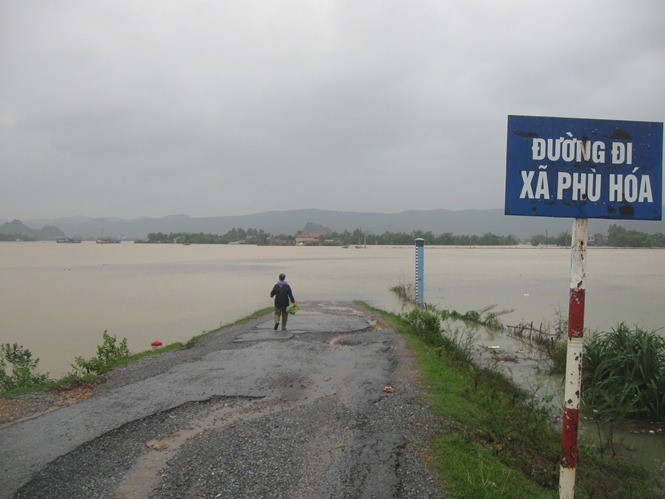 Đường vào xã Phù Hóa bị chia cắt trong mùa mưa lũ do nước sông Gianh dâng cao.