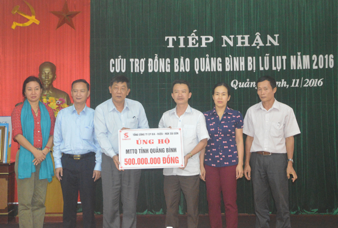 Đại diện Ban Thường trực Ủy ban MTTQVN tỉnh tiếp nhận cứu trợ của Tổng Công ty cổ phần Bia-Rượu-Nước giải khát Sài Gòn