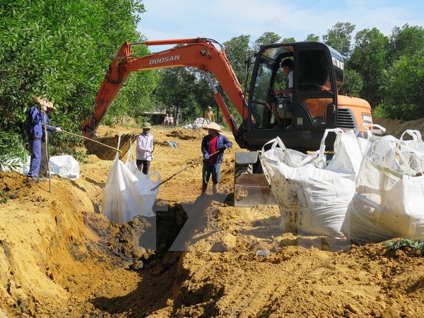 Cất bốc chất thải của Formosa Hà Tĩnh. (Ảnh: Phan Quân/TTXVN)