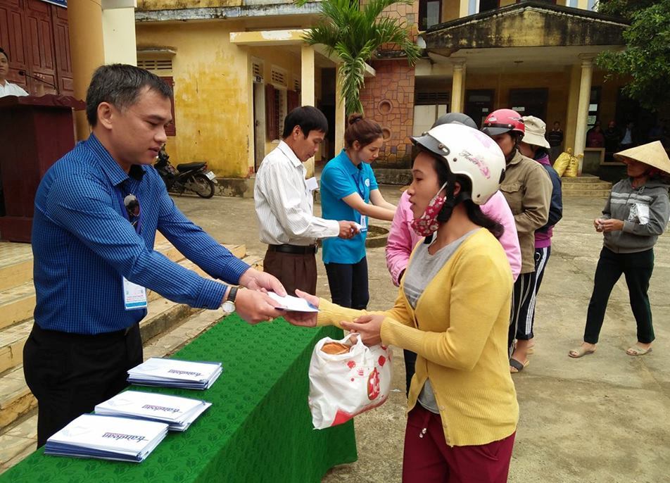 Đại diện đoàn thiện nguyện trao quà cho người dân bị thiệt hại do lũ lụt ở xã Tân Hóa