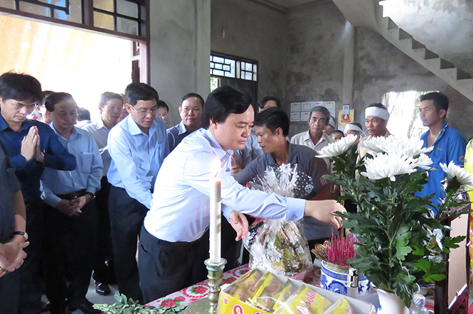  Bộ trưởng Bộ Giáo dục-Đào tạo Phùng Xuân Nhạ thăm gia đình có học sinh bị tử vong do mưa lũ tại huyện Quảng Ninh