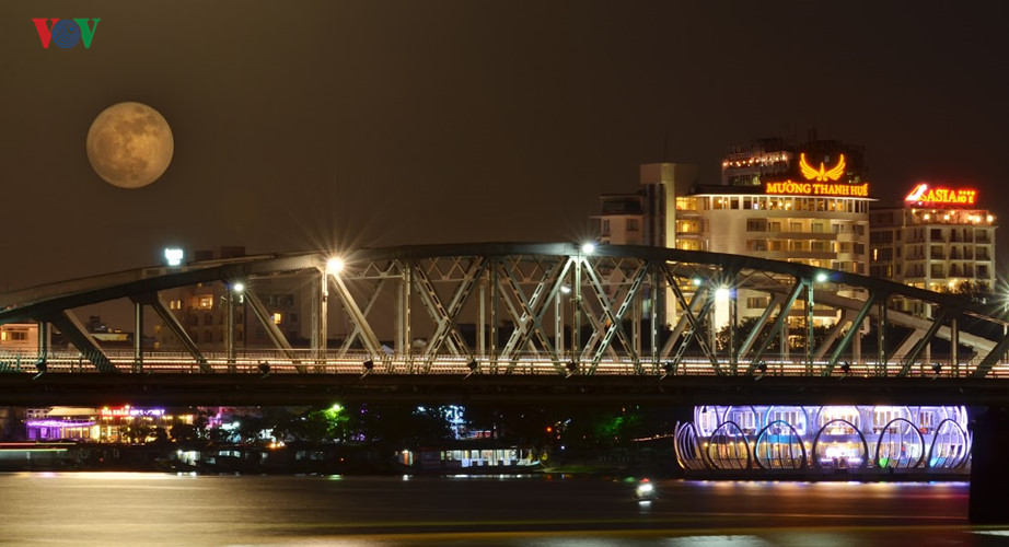  Lầu Ngũ phụng trong đêm có siêu trăng.