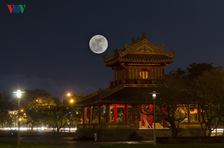  Phu văn Lâu Huế trong đêm kỳ ảo.