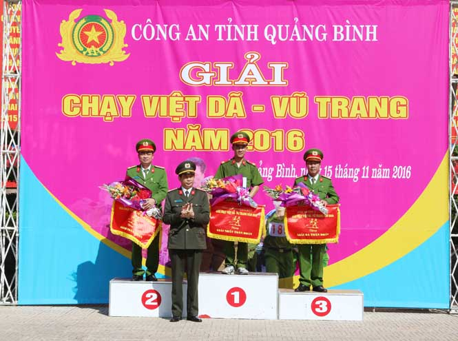 Đại diện lãnh đạo Công an tỉnh trao giải thưởng toàn đoàn cho các đơn vị