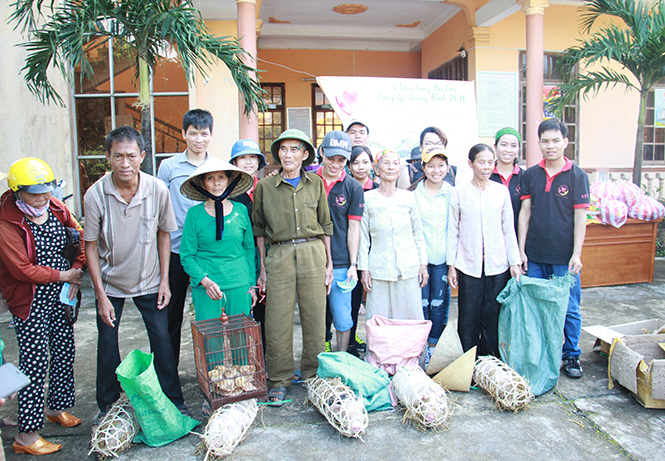 Hỗ trợ lợn giống cho hội viên phát triển kinh tế.