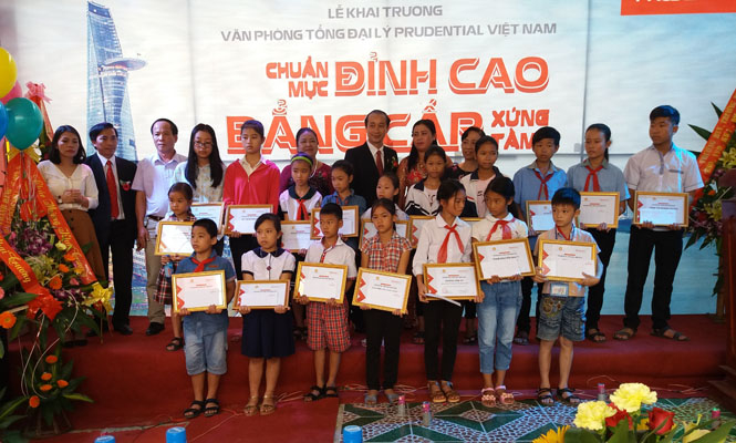 Đại diện lãnh đạo Công ty TNHH Prudential và Hội Khuyến học tỉnh trao học bổng cho học sinh nghèo hiếu học