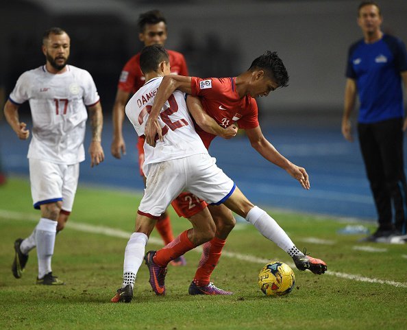  Singapore (áo đỏ) và Philippines chia điểm trong ngày ra quân bảng A. Ảnh: AFF