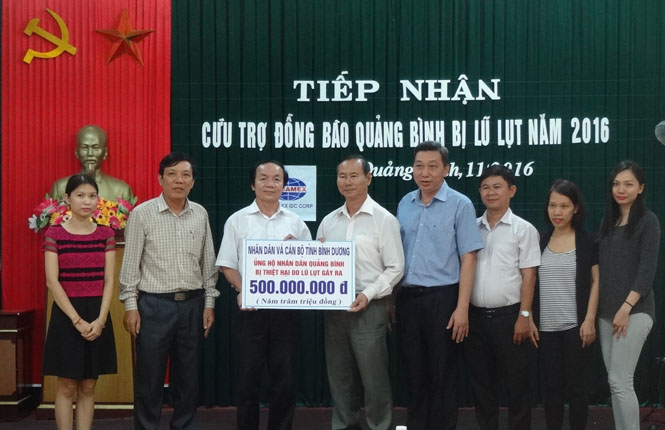 Đại diện Ban Thường trực Ủy ban MTTQVN tỉnh tiếp nhận hỗ trợ của tỉnh Bình Dương