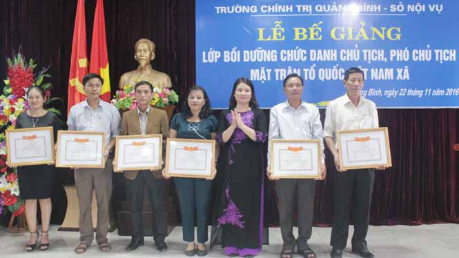 Đại diện lãnh đạo Trường Chính trị khen thưởng cho 6 học viên có thành tích cao trong học tập và rèn luyện