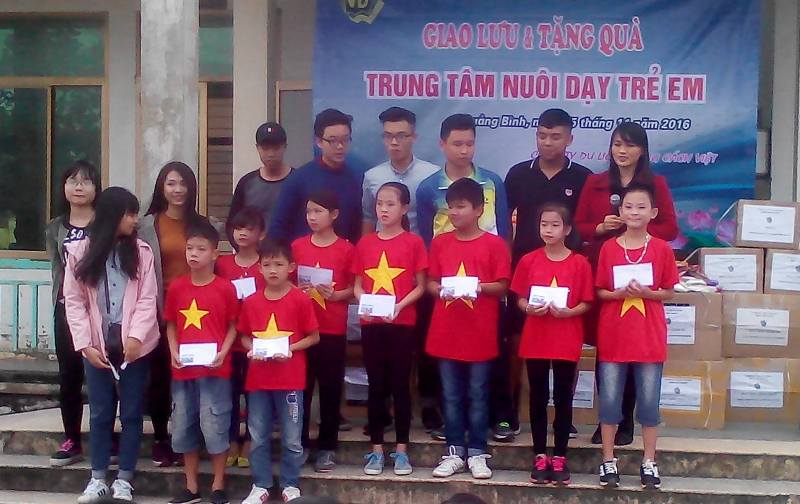 Đoàn tặng quà cho các em học sinh khuyết tật