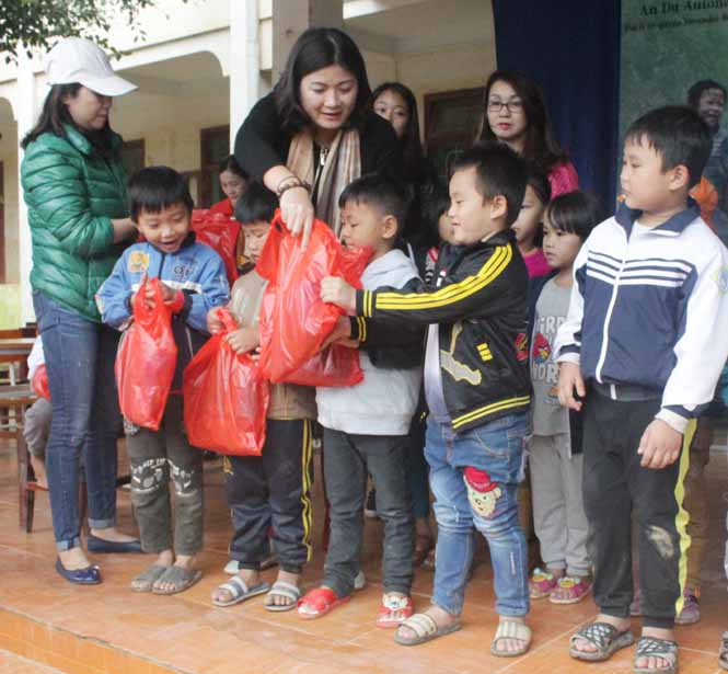 Đại diện Công ty An Du trao quà cho các em học sinh