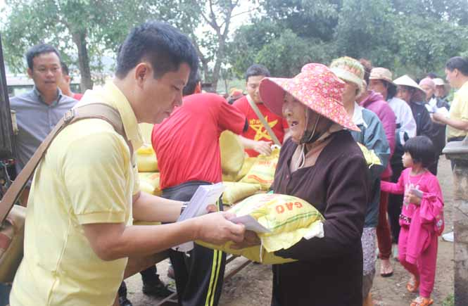  Đoàn công tác Khu kinh tế Hải Phòng trao quà co người dân xã Liên Trạch