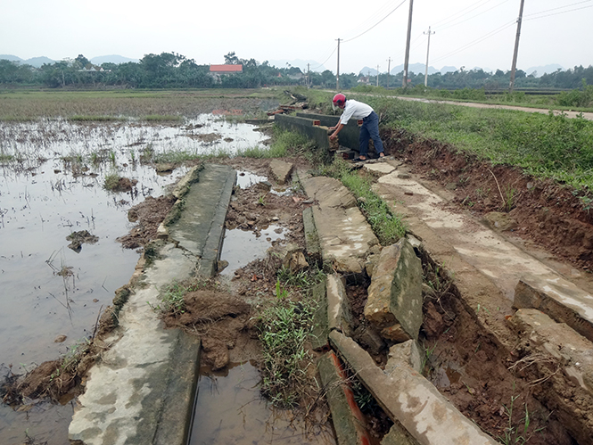 Hệ thống kênh mương của xã Hưng Trạch (Bố Trạch) bị lũ phá nát.