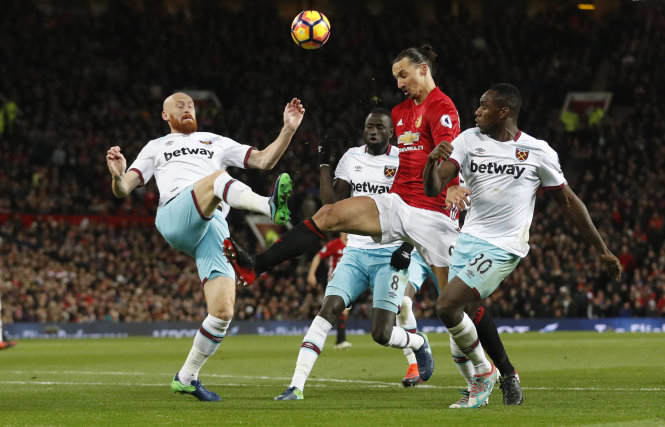 Ibrahimovic (thứ 2 từ phải sang) có tiếp tục ghi bàn giúp M.U vượt qua West Ham? Ảnh: Reuters