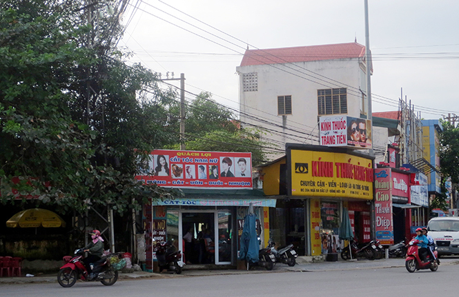 Trường hợp vi phạm an toàn lưới điện cao áp ở khu vực ngã tư Bắc Lý, TP.Đồng Hới tiềm tàng nhiều mối nguy hiểm.