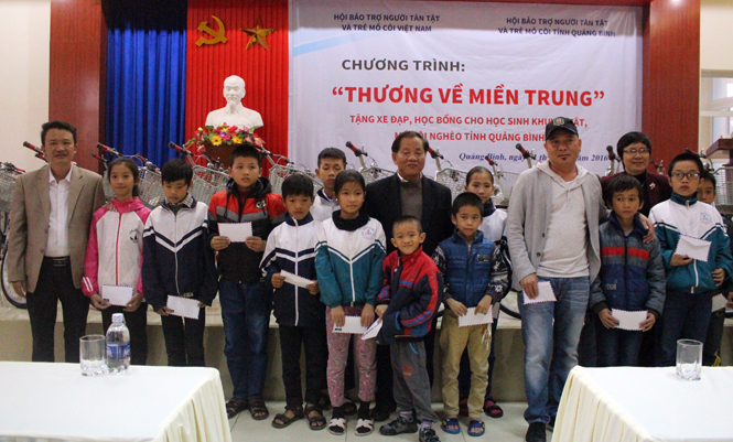 Chương trình “Thương về miền Trung” trao học bổng cho các em học sinh nghèo, tàn tật vượt khó, học giỏi.