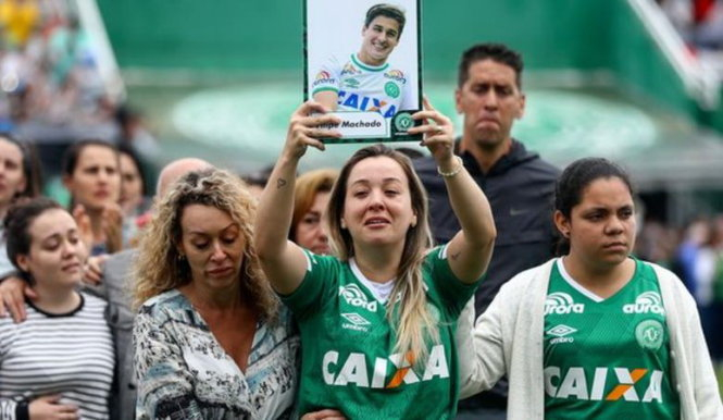  Cúp vô địch Copa Sudamericana là món quà tinh thần đầy ý nghĩa cho các CĐV Chapecoense. Ảnh: Getty Images