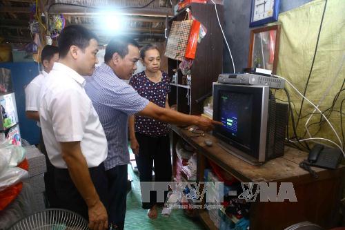  Các hộ gia đình sẽ chuyển sang lắp đặt đầu thu truyền hình số mặt đất. Ảnh: Minh Quyết/TTXVN