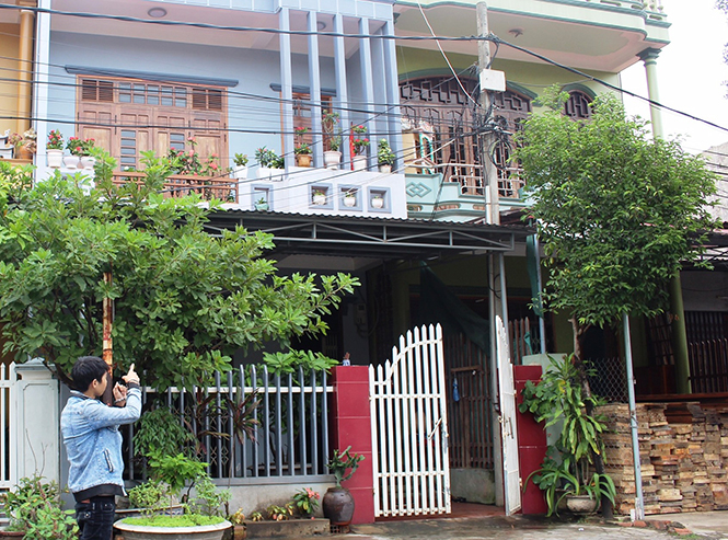 Đối tượng Lê Văn Cảm đang chỉ địa điểm nơi hắn dùng dao khống chế nạn nhân để gây ra nhiều vụ trộm, cướp.