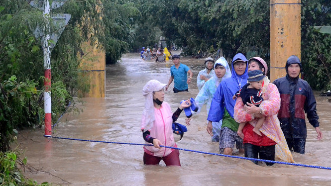  Người nhà các học trò Trường mẫu giáo An Hiệp, huyện Tuy An (Phú Yên) vui mừng đón con em mình sau khi được các cô giáo cứu thoát - Ảnh: NGỌC THẮNG